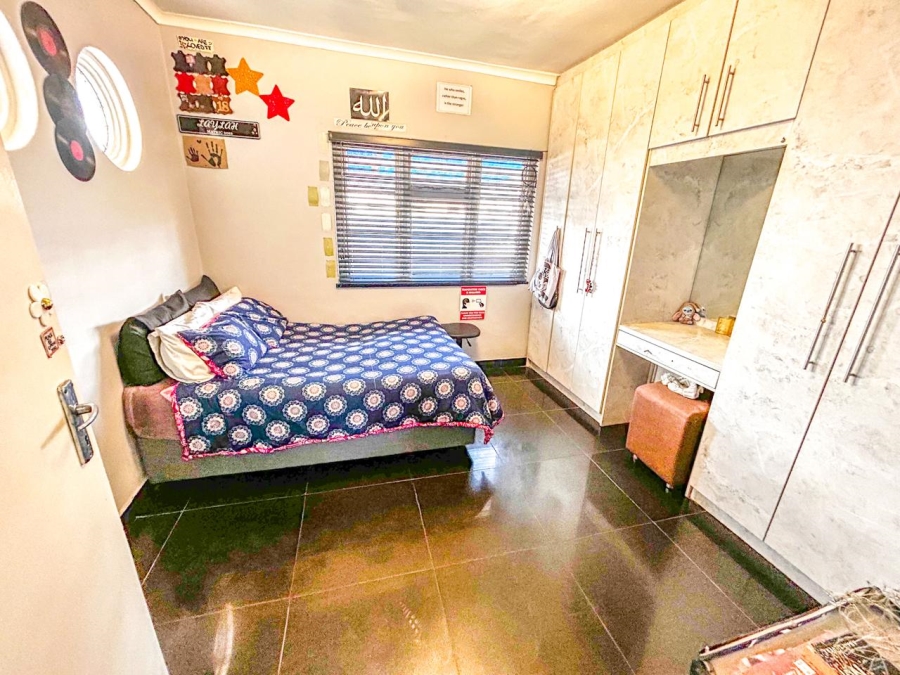 6 Bedroom Property for Sale in Surrey Estate Western Cape